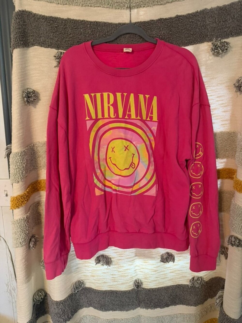 Urban Outfitters Nirvana Hot Pink Smiley Crewneck Sweatshirt Sleeve Graphic S M - Picture 4 of 7